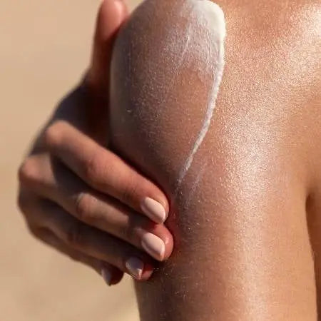 Spray solaire SPF 50 Essencelle par Chogan, flacon de 150 ml avec spray, protection solaire efficace et facile à appliquer.