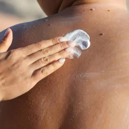 Spray solaire SPF 50 Essencelle par Chogan, flacon de 150 ml, vaporisateur pour protection solaire efficace.
