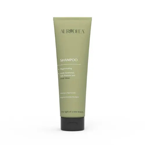 Après-shampooing réparateur Misslath Beauty à la bave d'escargot, flacon blanc avec étiquette verte et logo.