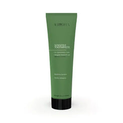 Dentifrice blanchissant Essencelle by Chogan à la gelée d'aloe vera, montrant la tube avec une dent et une feuille d'aloe vera.