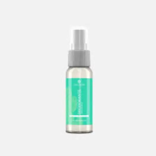 Spray déodorant naturel Essencelle par Chogan, flacon élégant avec spray blanc et écriture verte, idéal pour une protection fraîche.